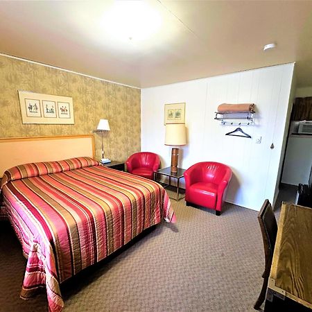 Red Top Motor Inn Iron Bridge エクステリア 写真