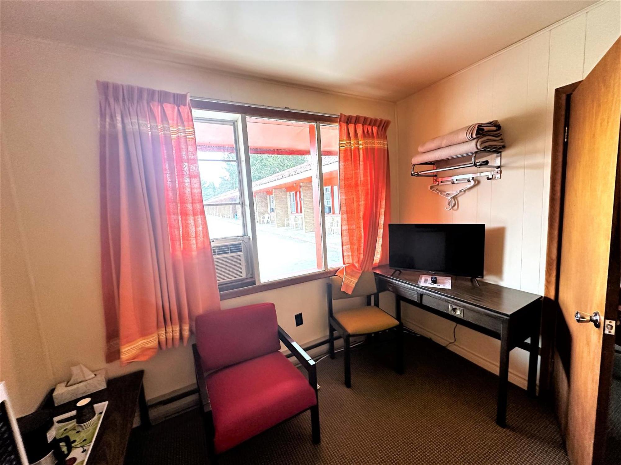 Red Top Motor Inn Iron Bridge エクステリア 写真