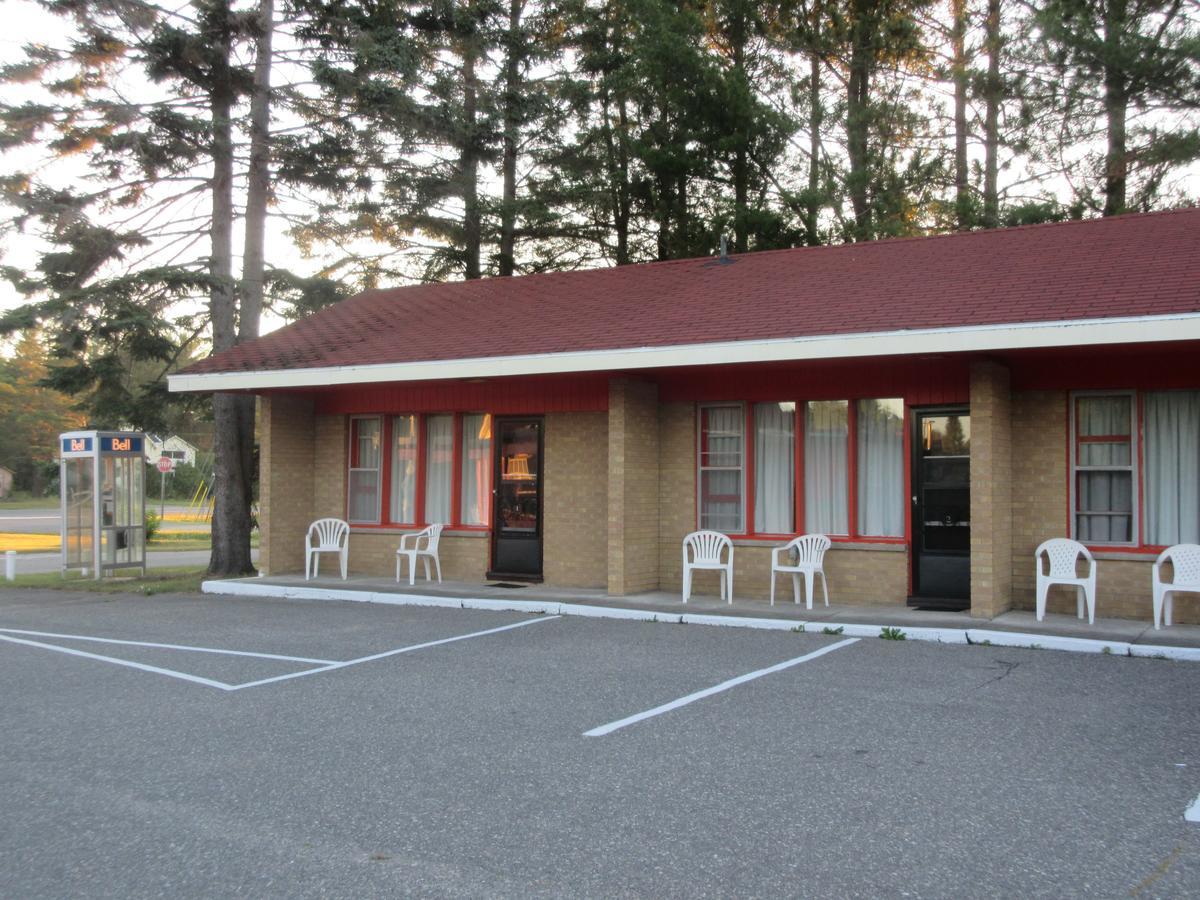 Red Top Motor Inn Iron Bridge エクステリア 写真