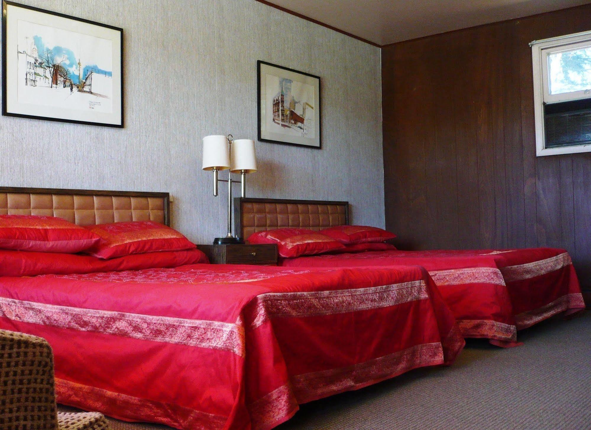 Red Top Motor Inn Iron Bridge エクステリア 写真
